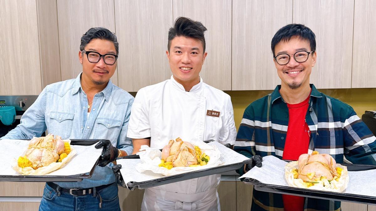 劉軒(右起)與主廚、好友Shelton一起做烤雞。(圖/桂冠窩廚房提供)