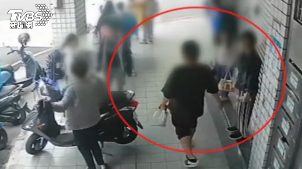 男童無辜遭陌生男連揍3拳,家長怒告傷害。(圖/TVBS)