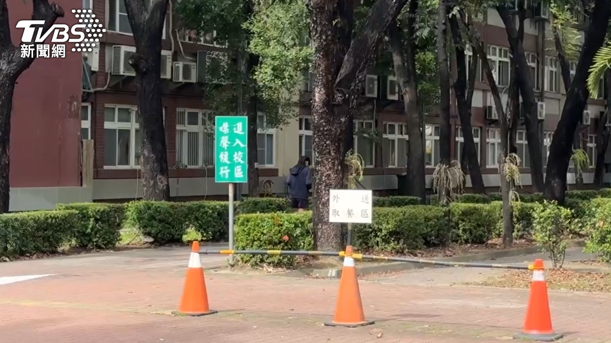 期中考試卷惹議，岡山高中教師也立刻開會討論，將分數歸還學生。（圖／TVBS）