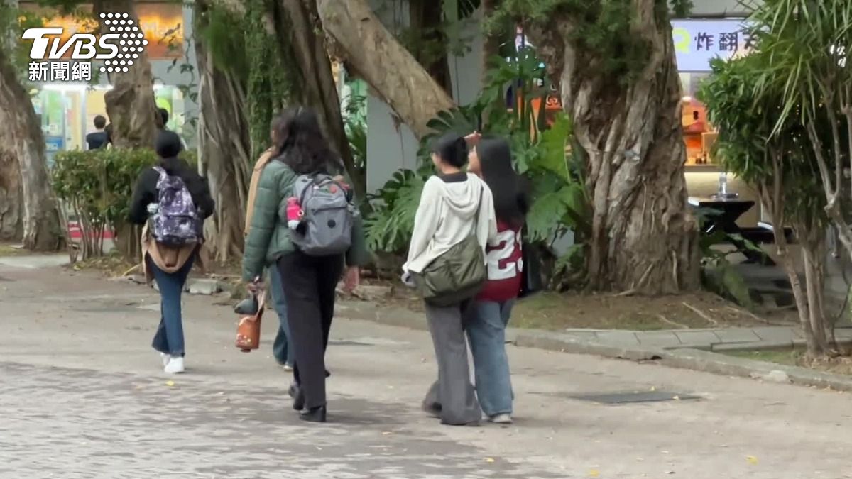 臺大多位學生接到「肺結核接觸者」匡列通知,必須在指定時間進行X檢查以及抽血。(圖/TVBS)