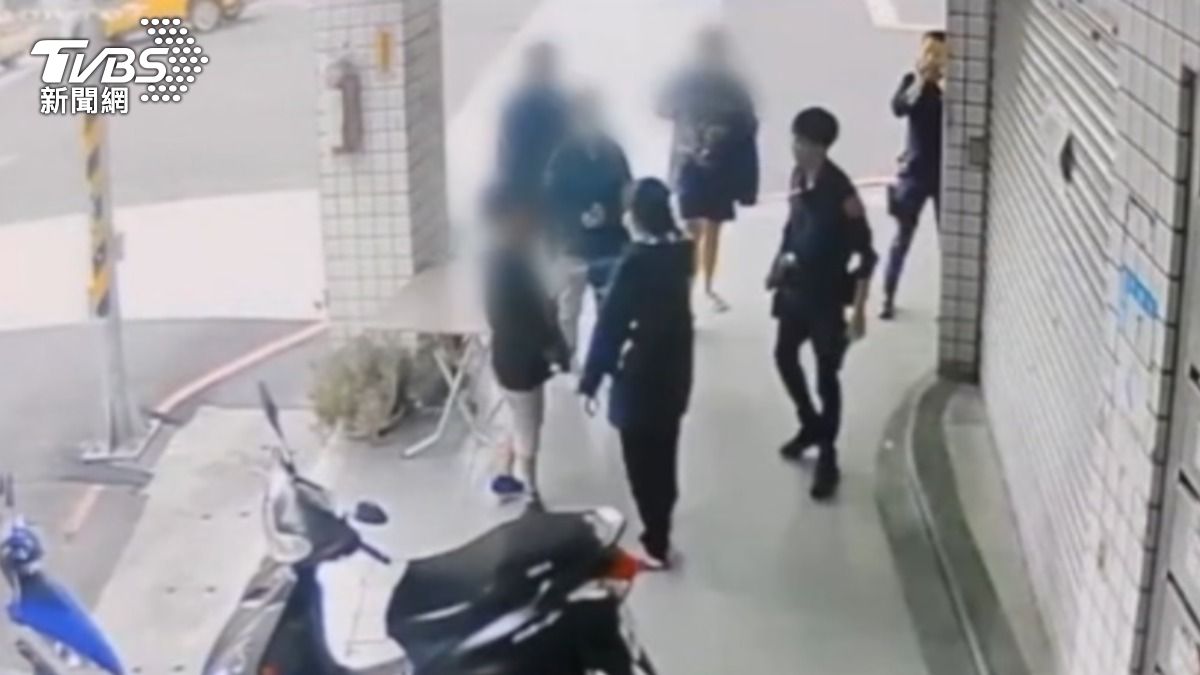 國小學生遭攻擊，家長帶童偕警回事發現場釐清。（圖／TVBS）