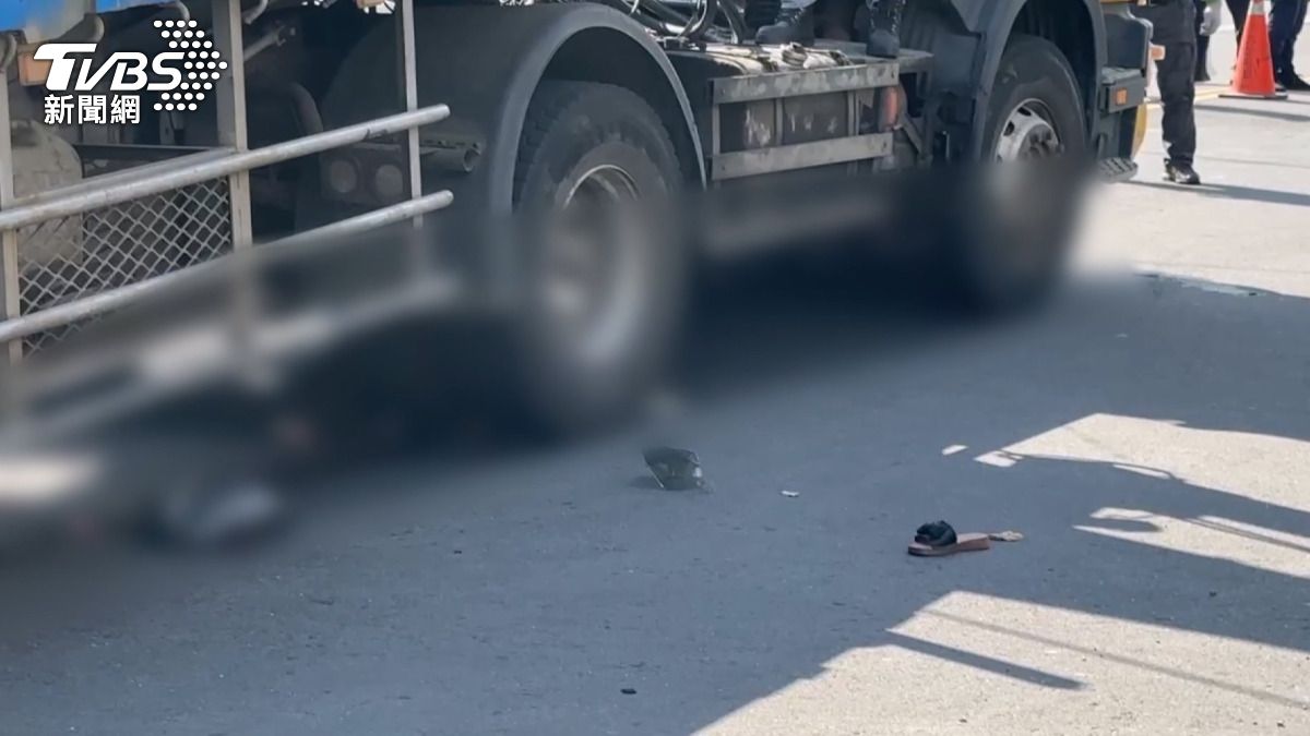 綠燈起步同右轉　女騎士慘遭聯結車輾斃。(圖／TVBS)