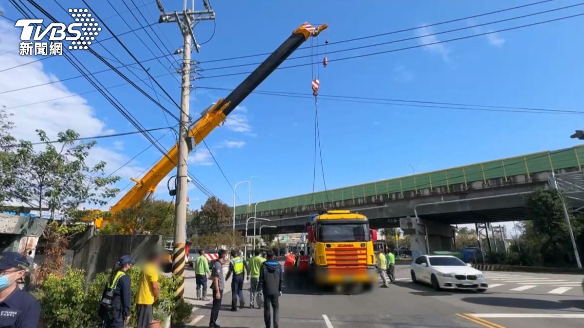 為確保救護過程的安全，業者出動了能承受聯結車重量的120頓吊車，將車體抬起。(圖／TVBS)