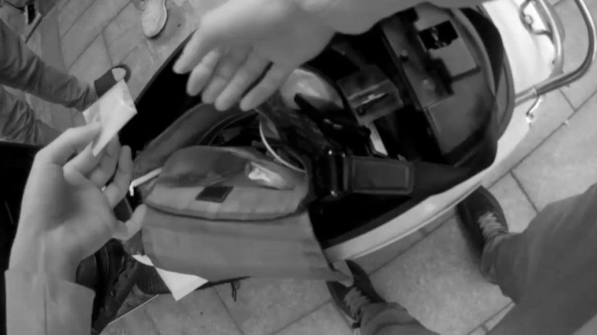 警方在男子車廂內起獲毒品施用器具等犯罪證物。（圖／警方提供）