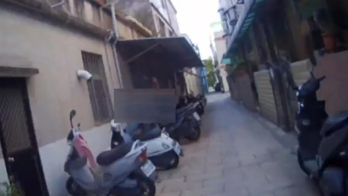 金門警方在巷弄執行拘提揪出毒駕現行犯。（圖／警方提供）