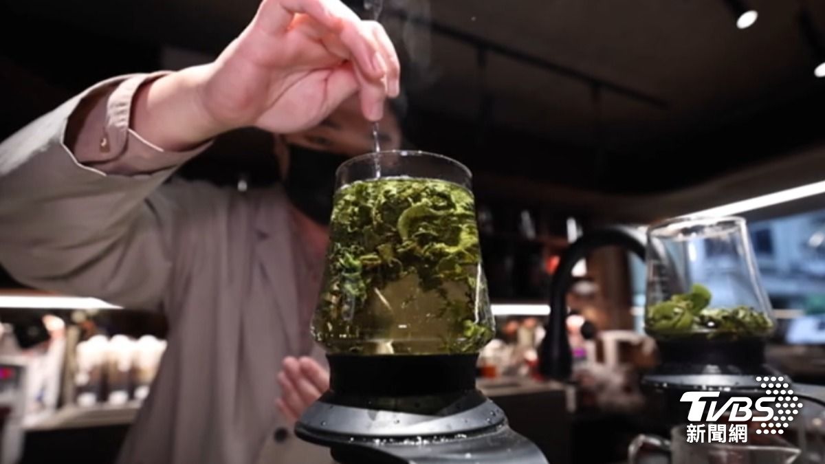 新手搖「巃蕪」主推手沖台灣精品茶,其中高山野放烏龍1杯售450元。(圖/TVBS)