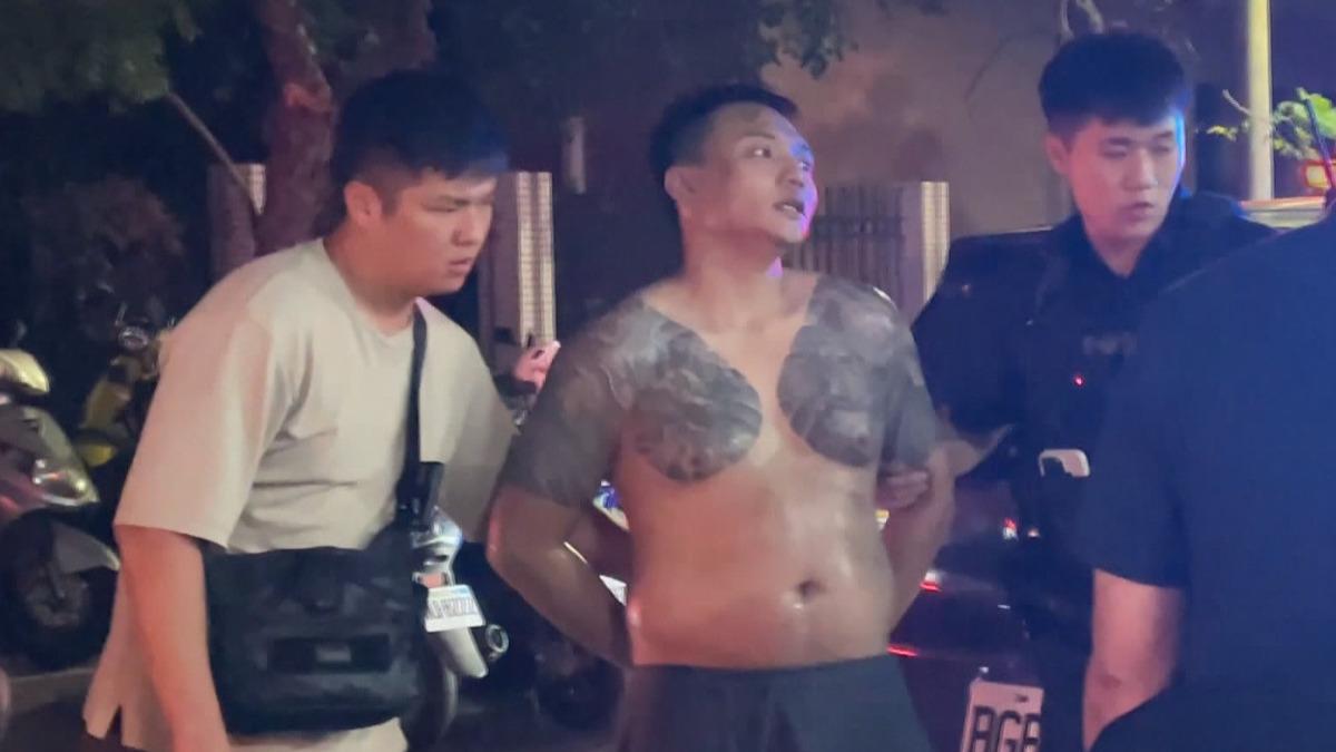 喝20包毒咖啡 男持槍跳泳池 想射6歲童 遭羈押禁見。(圖／TVBS)