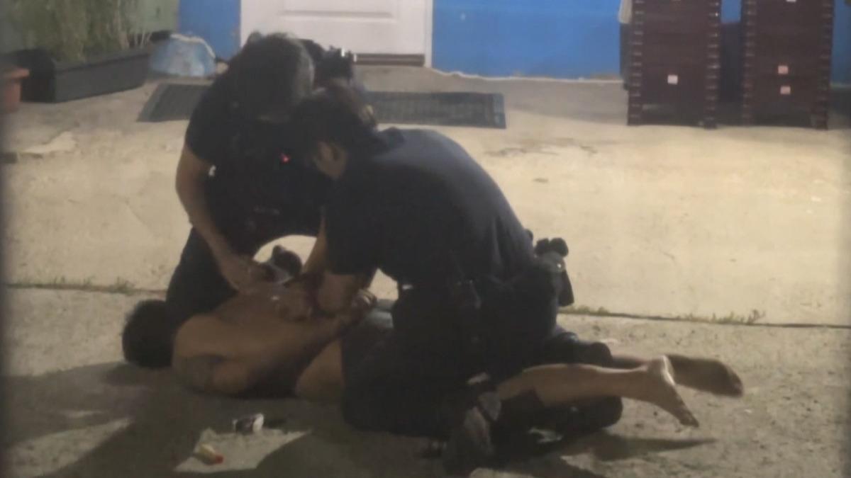 員警包圍壓制。在陳姓男子的租屋處內，警方發現了彈匣、73包毒品咖啡包和毛重2公克K他命等違禁品。(圖／TVBS)