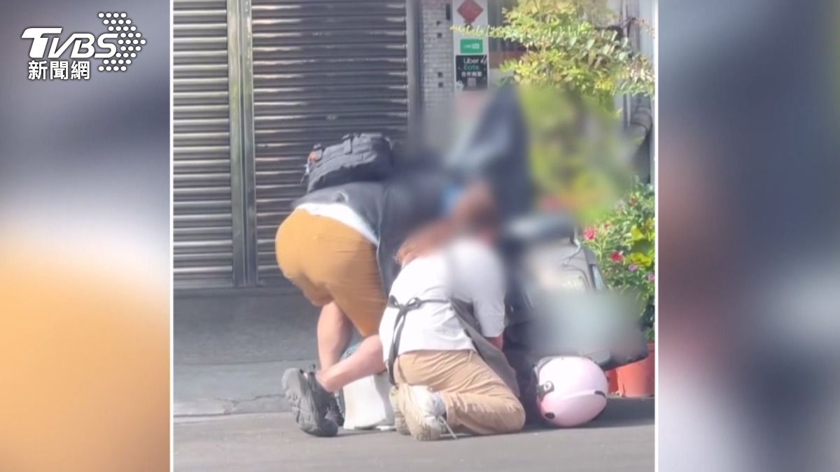 少年持刀占路邊 熱心男安全帽壓制奪刀救援。(圖/民眾提供)