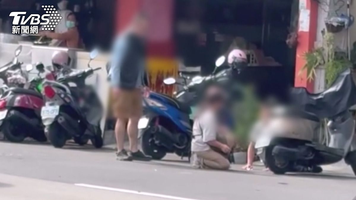 疑似是與媽媽發生爭吵後,少年情緒失控持刀對著媽媽。(圖/民眾提供)