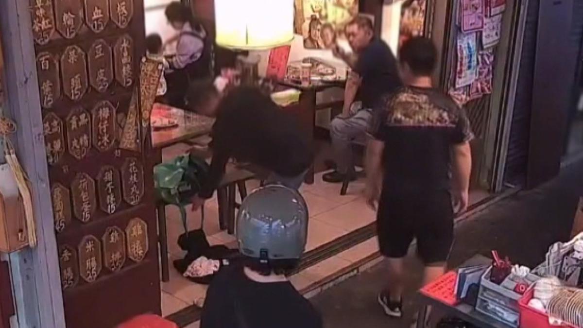 黑衣男包包掉「衝鋒槍」　想賣６萬救急。(圖／民眾提供)