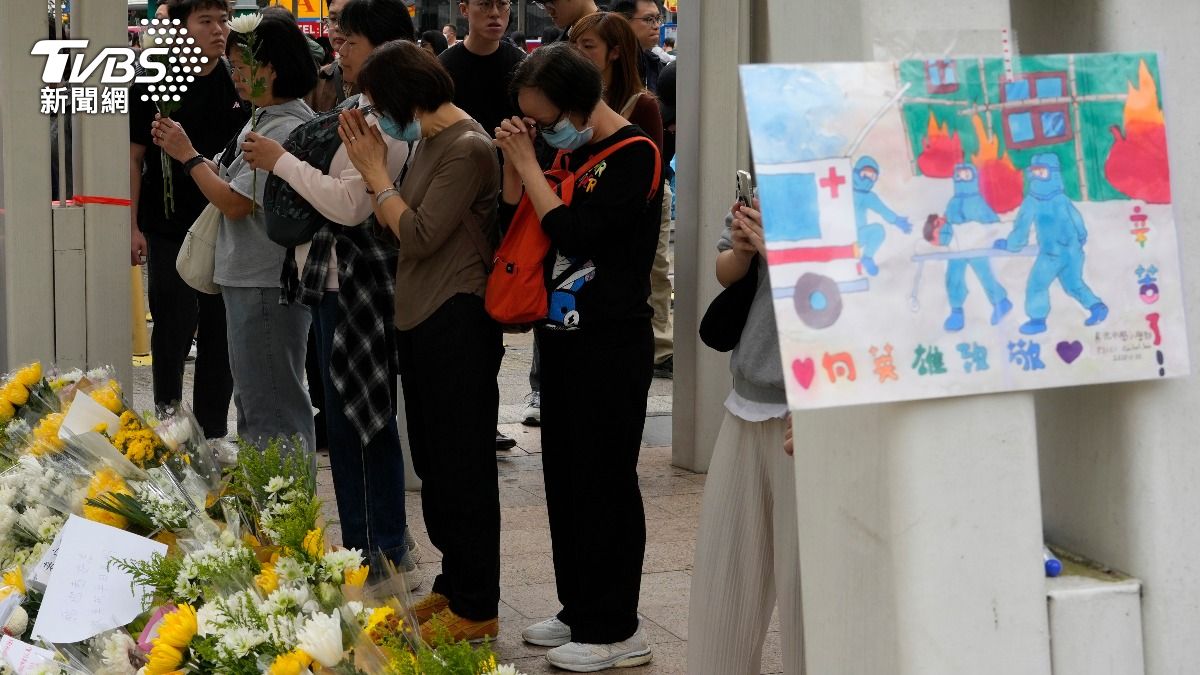 港人悼念宏福苑大火罹難者同時，也希望政府盡快查明起因。（圖／達志影像美聯社）