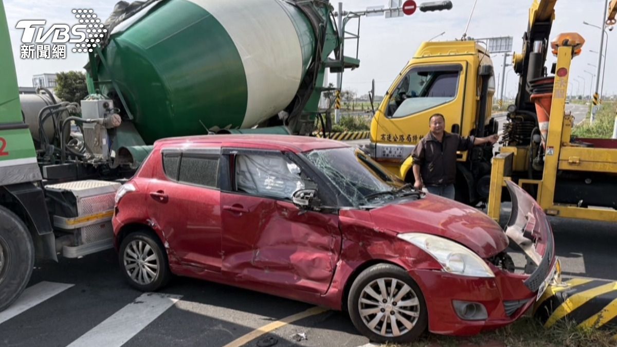 離奇翻車駕駛竟落跑!7分鐘後又遭撞 監視器全錄下。(圖/警方提供)