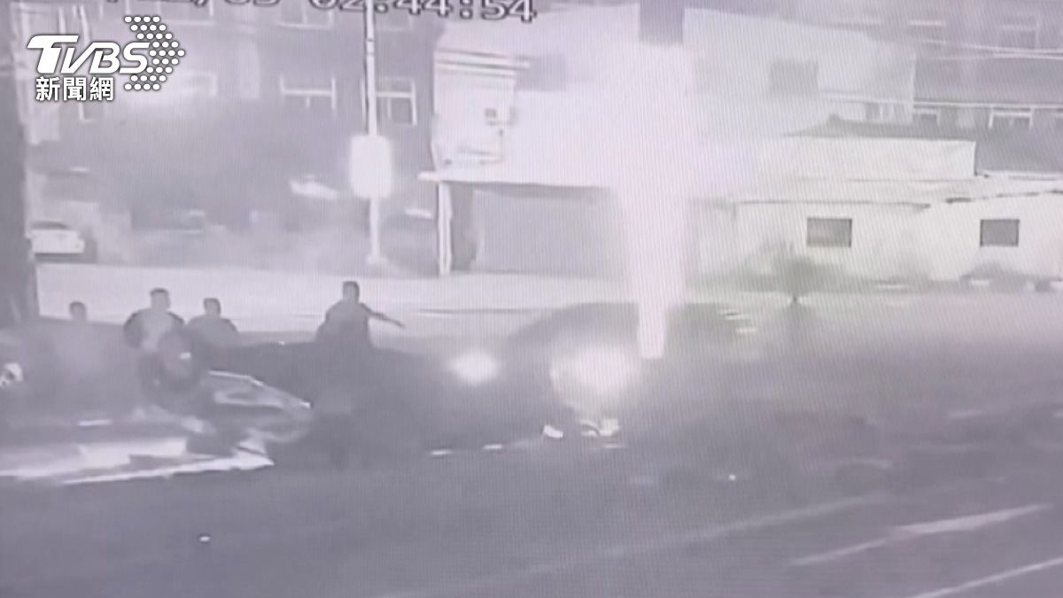 轎車撞燈桿翻覆 7分鐘後又遭追撞。(圖/警方提供)