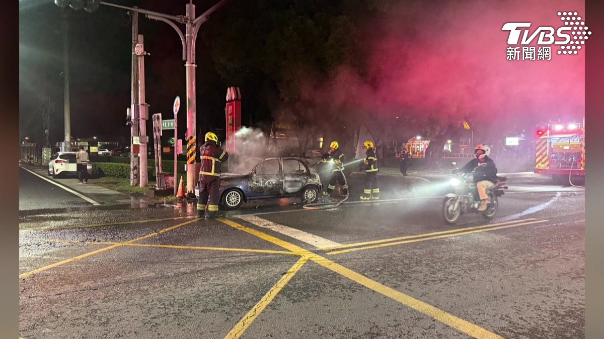 小籠包攤販疑似把油當成水，後車箱才不小心失火，最後燒毀整部車。（圖／TVBS）