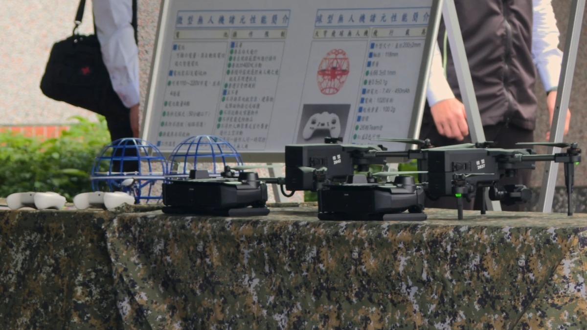 圖右為教召員所使用的Hummer 2 微型無人機。亦是軍用商規採購案六大品項之一。 圖左小型無人機,則為首次亮相的「天穹飛球」訓練型無人機,不易毀損,作用為讓零經驗的新手,無顧慮的體驗飛行操控。(圖/軍聞社)