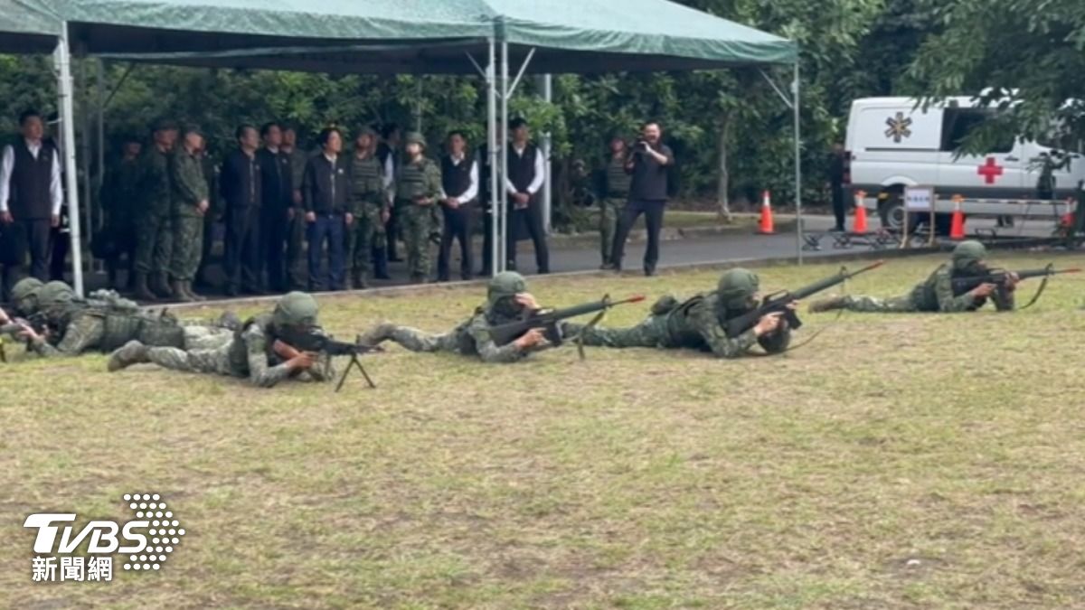 當日操演顯示,目前後備部隊對付無人機的硬殺方式,仍使用步槍將其擊落,引發熱議。(圖/TVBS)