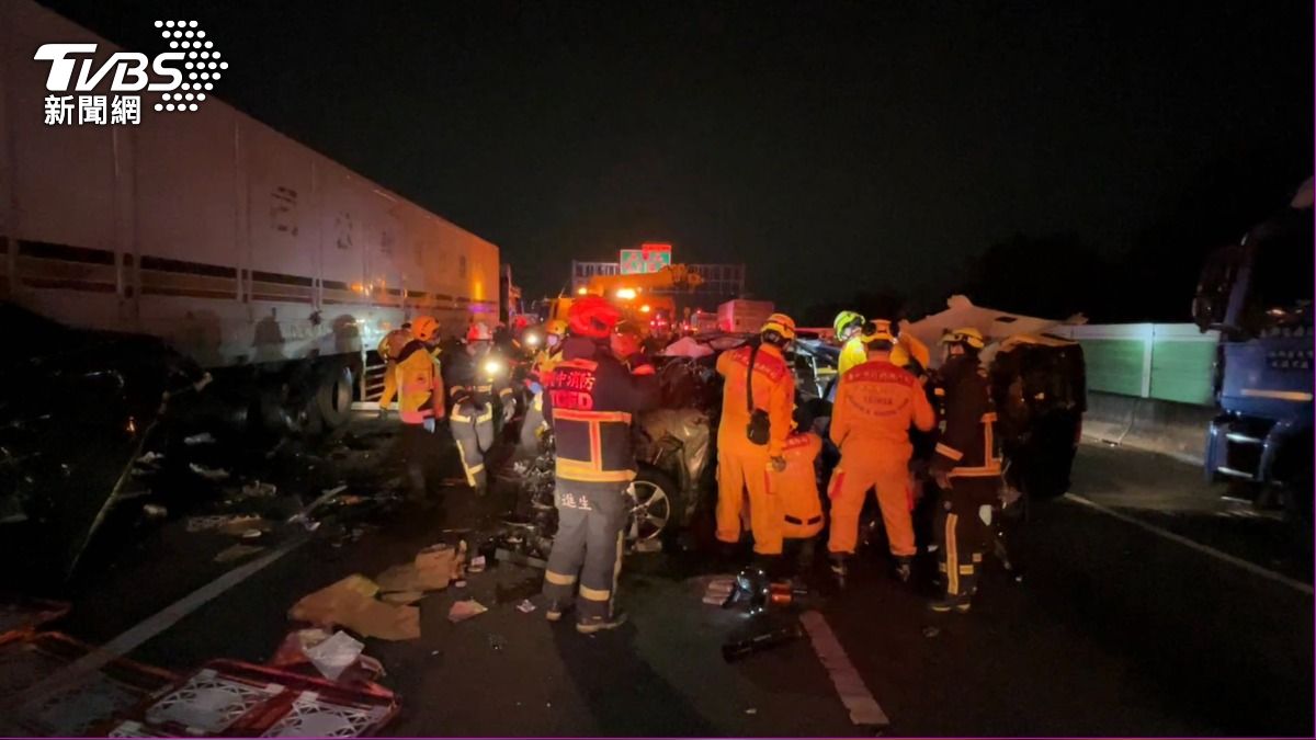黑色箱型車的車頂幾乎被完全削掉  救助隊員立即出動破壞器材和油壓剪。(圖／TVBS)