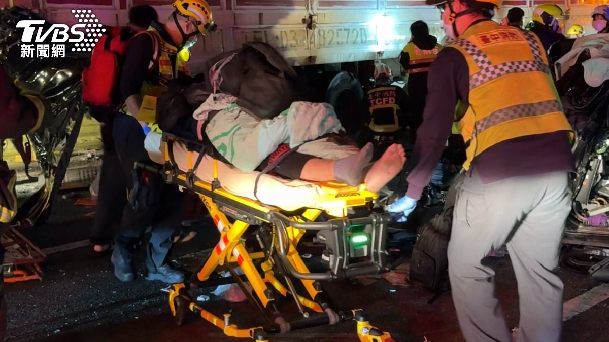 救助隊員立即出動破壞器材和油壓剪，首先將受困車內的女性乘客救出。(圖／TVBS)