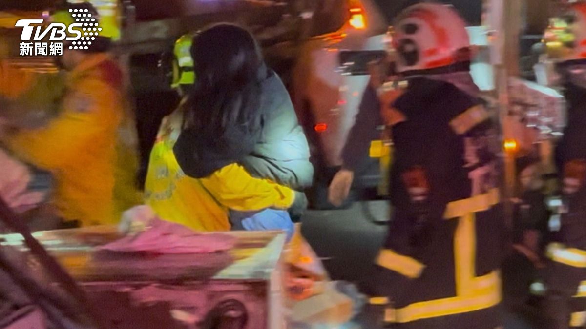 利用破壞器材，成功將受困在車內的一名男性、一名女性和一位小女孩救出。(圖／TVBS)