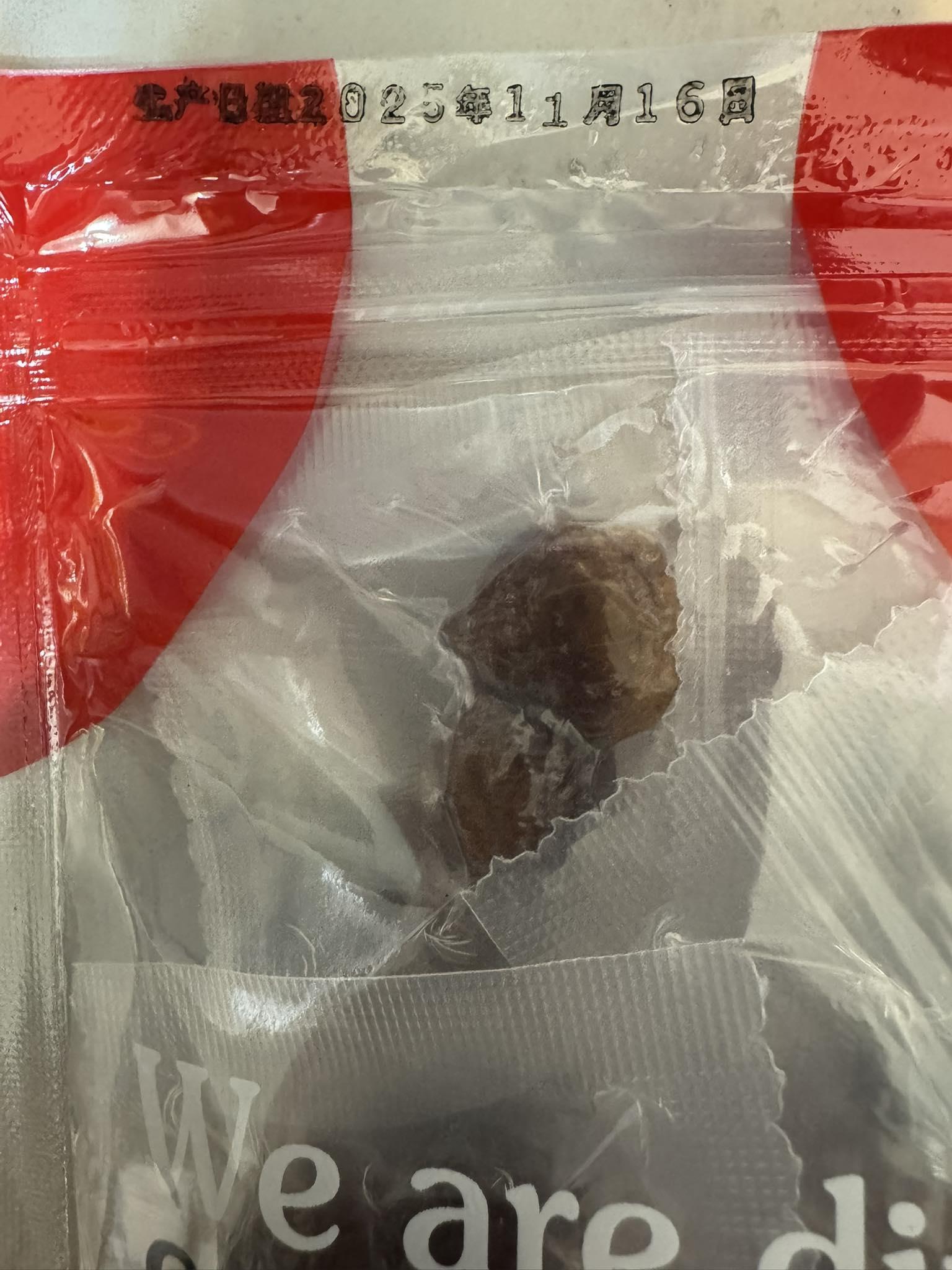 其中一包無花果乾還已經過期。(圖/翻攝自周嘉麗臉書)