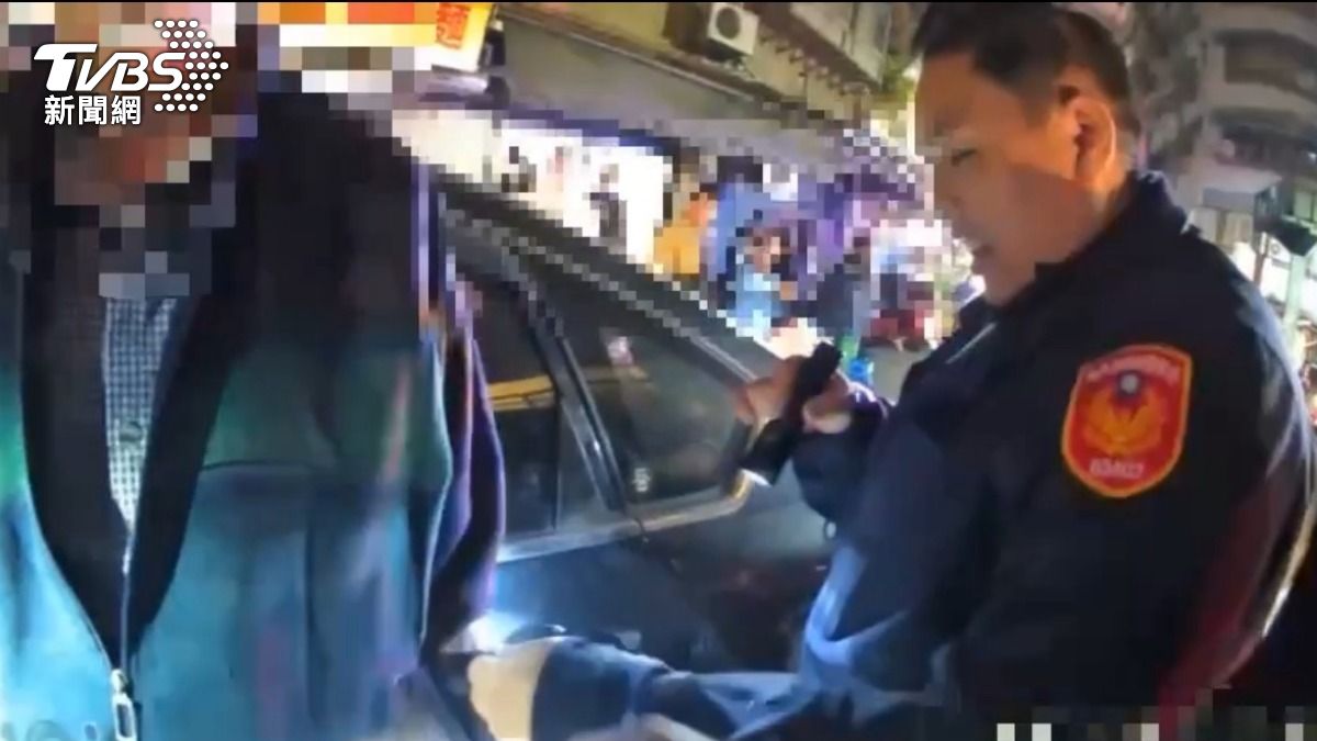 警方在駕駛身上搜出海洛因2包、依托咪酯菸油以及菸彈。（圖／TVBS）