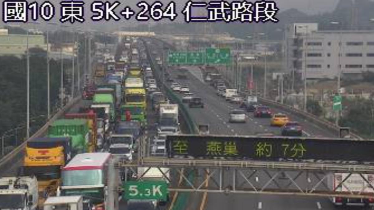 事故造成車流嚴重回堵。（圖／翻攝自高速公路資訊網）