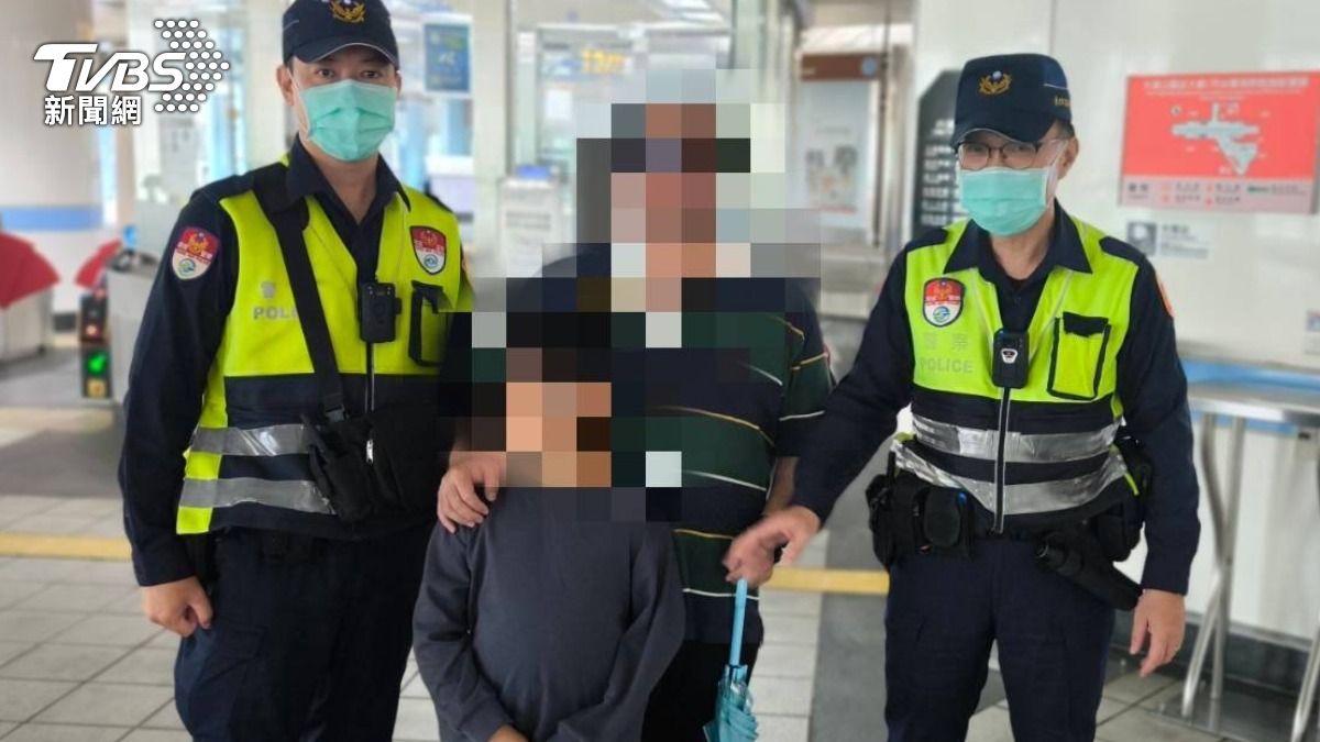 父子在捷警協助下平安重逢。（圖／TVBS）