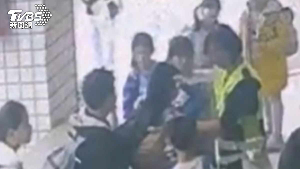 導護志工（右１）見狀立刻上前，關心男童傷勢並通報校方。（圖／TVBS）