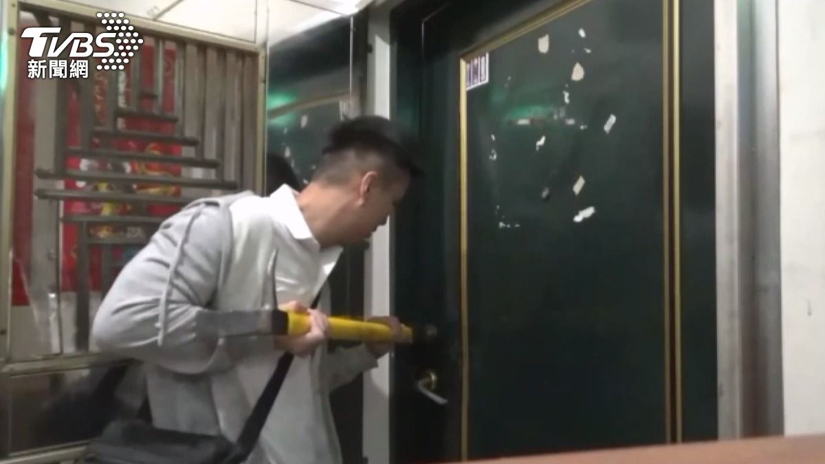當員警使用破壞器材準備破門時,嫌犯已察覺動靜並尋找逃跑路線。(圖/TVBS)