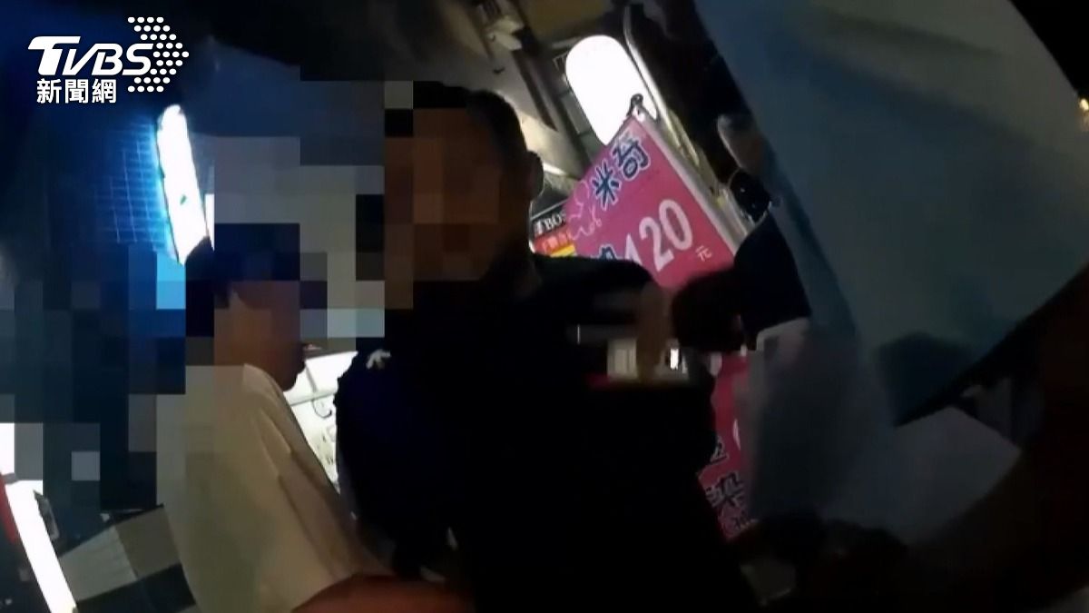 被逮捕的張姓嫌犯不僅是詐騙集團成員,還是四海幫的一份子。(圖/TVBS)