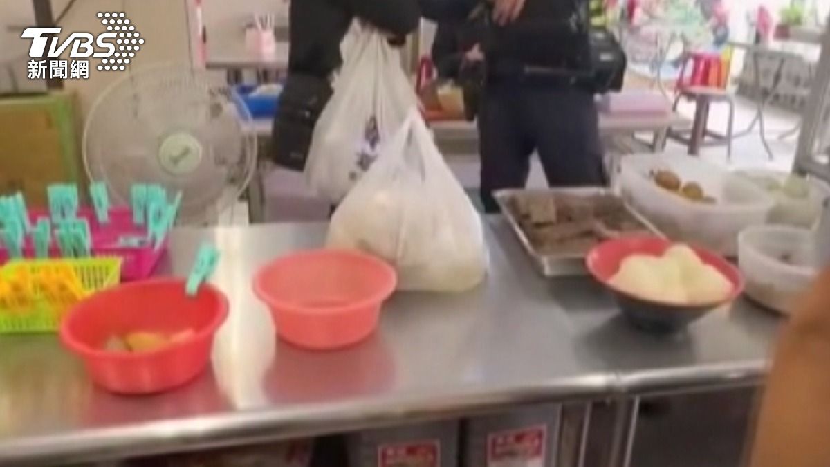 這名男顧客在台南永康五福街的麵店內點了兩大碗麵、大碗湯和滷菜，總計440元。（圖／TVBS）