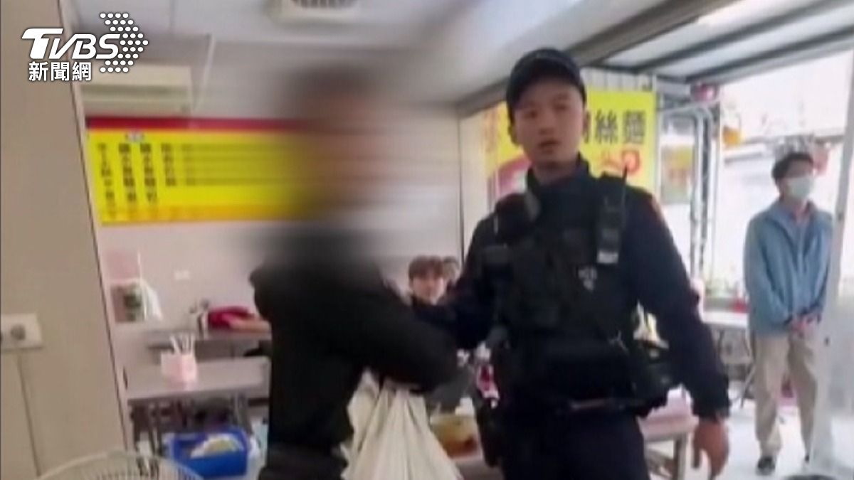 幸運的是，店家在路邊發現巡邏警察，立即請求協助處理這起糾紛。（圖／TVBS）