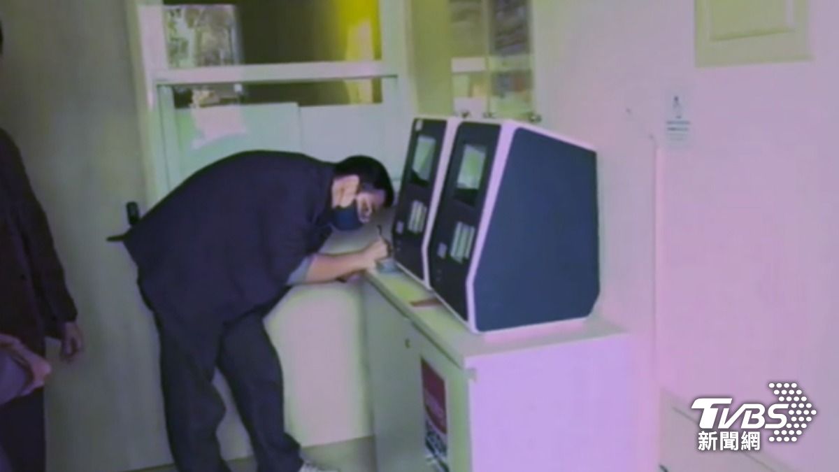 比特幣ATM淪洗錢工具，警查扣4機台。（圖／TVBS）