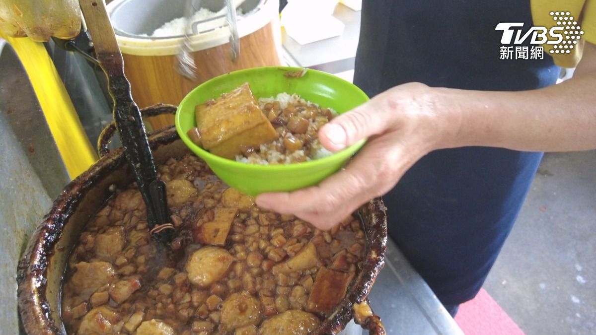 店內的招牌肉燥飯製作過程講究，需要逼出五花肉的油質，再倒入醬油添色，一碗只要10元就能享用。（圖／TVBS）