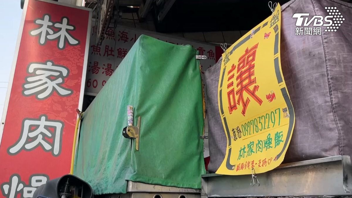 目前店家已經停業，並在鐵門上掛上大大的「讓」字，正式宣布「下台一鞠躬」。（圖／TVBS）