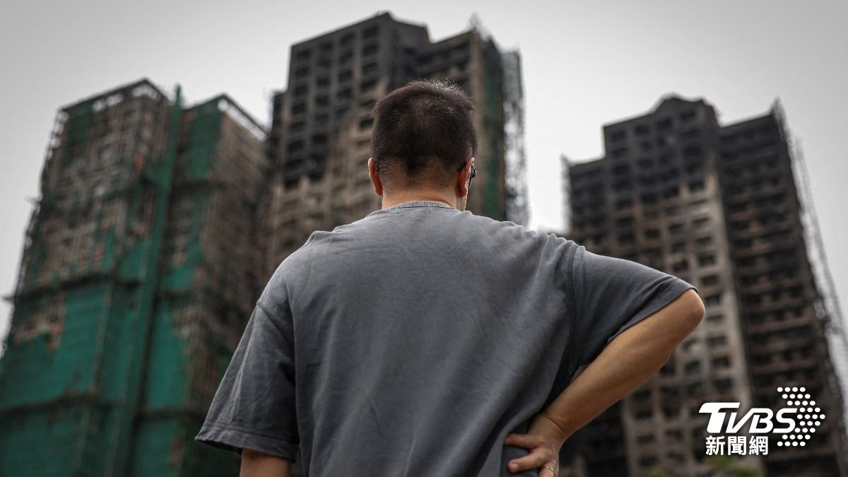 黃先生事後在宏福苑前受訪。(圖/達志影像路透社)