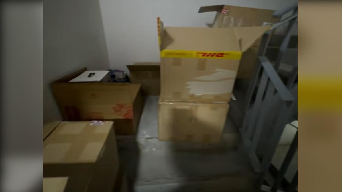大樓逃生梯堆滿紙箱。(圖/翻攝爆料公社)