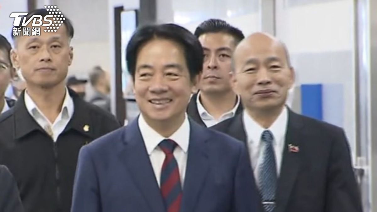 總統被媒體問，是否和韓國瑜當面談國防預算，韓國瑜在背後偷笑。（圖／TVBS）
