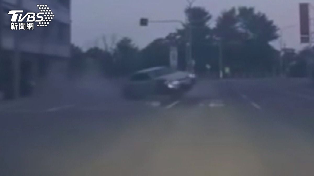 轎車彎道失控撞電桿盆栽！目擊車驚險躲過，差1秒遭攔腰撞。(圖／TVBS)