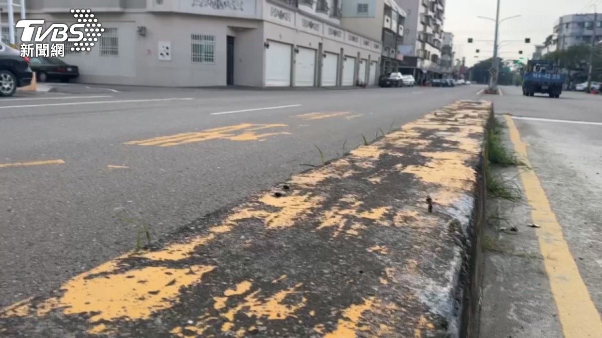 度彎道失控飆車撞電桿！46歲男不熟路況，驚險畫面全被錄。(圖／TVBS)