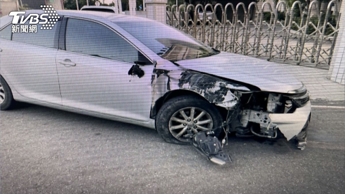 電桿盆栽遭殃，肇事車頭嚴重凹陷無人傷。(圖／TVBS)