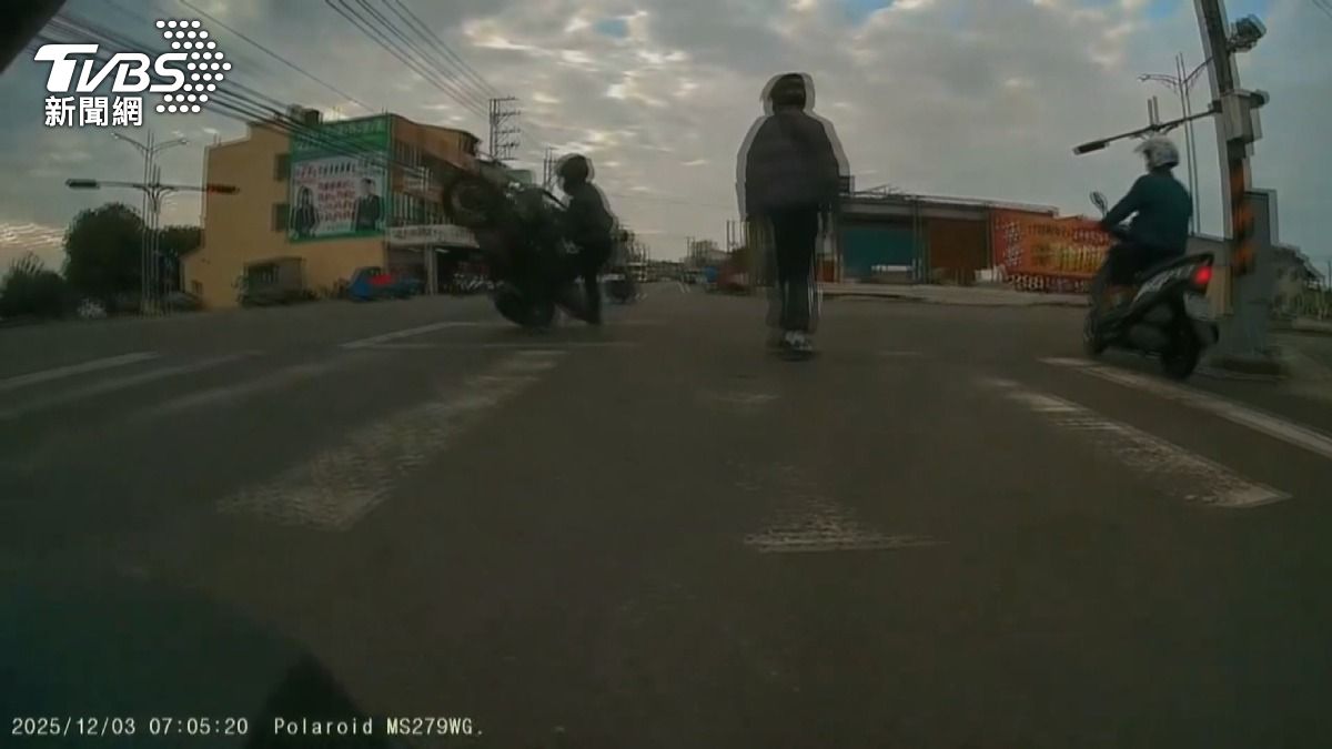 民眾目擊一輛雙載檔車在綠燈起步時「翹孤輪」，車頭朝天翹起。(圖／TVBS)