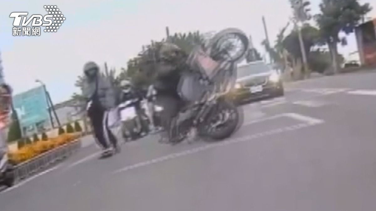 在路上騎車嬉鬧甩帥的行為，可處以6000至36000元罰款。(圖／TVBS)