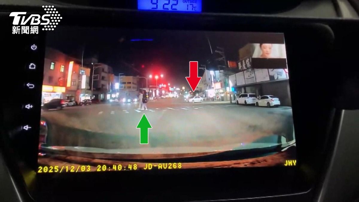 一男一女高中生正肩並肩準備過馬路,沒想到下一秒!(圖/TVBS)
