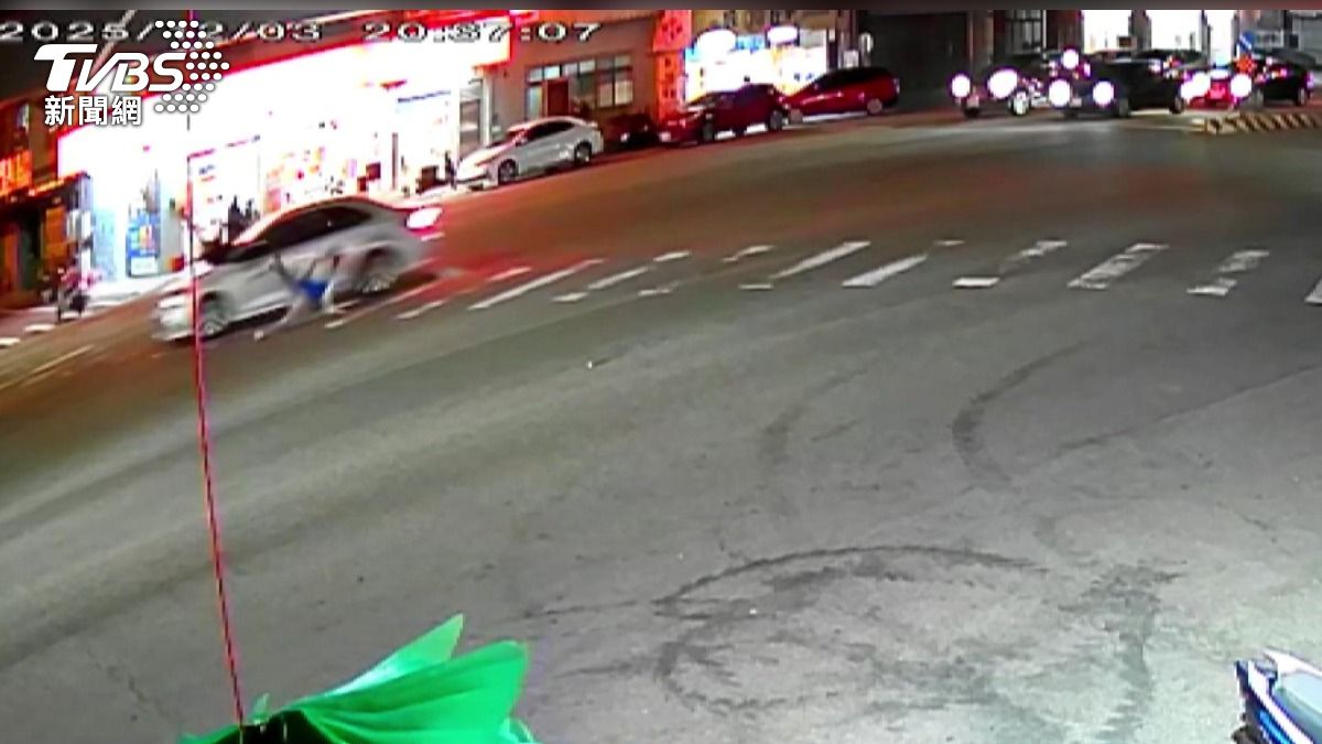 台中路口車禍畫面曝光!「左轉車撞飛學生」,男生緊拉女友仍來不及。(圖/TVBS)