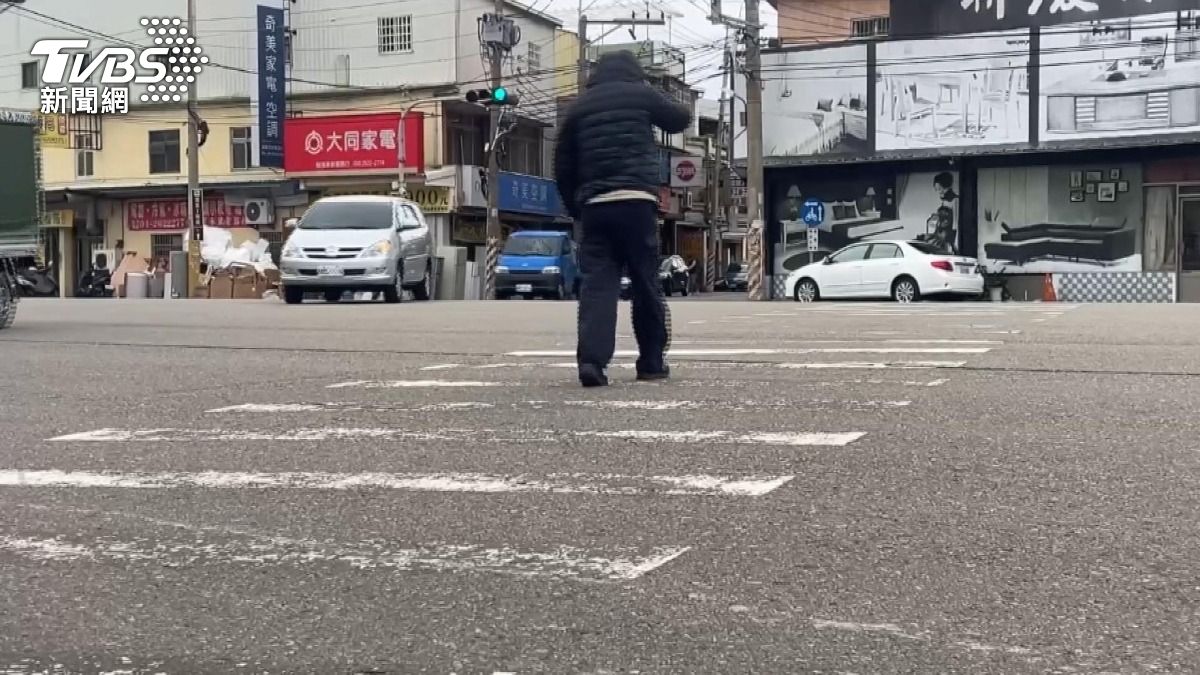 高中生斑馬線遭撞飛,肇事駕駛恐罰萬元。(圖/TVBS)