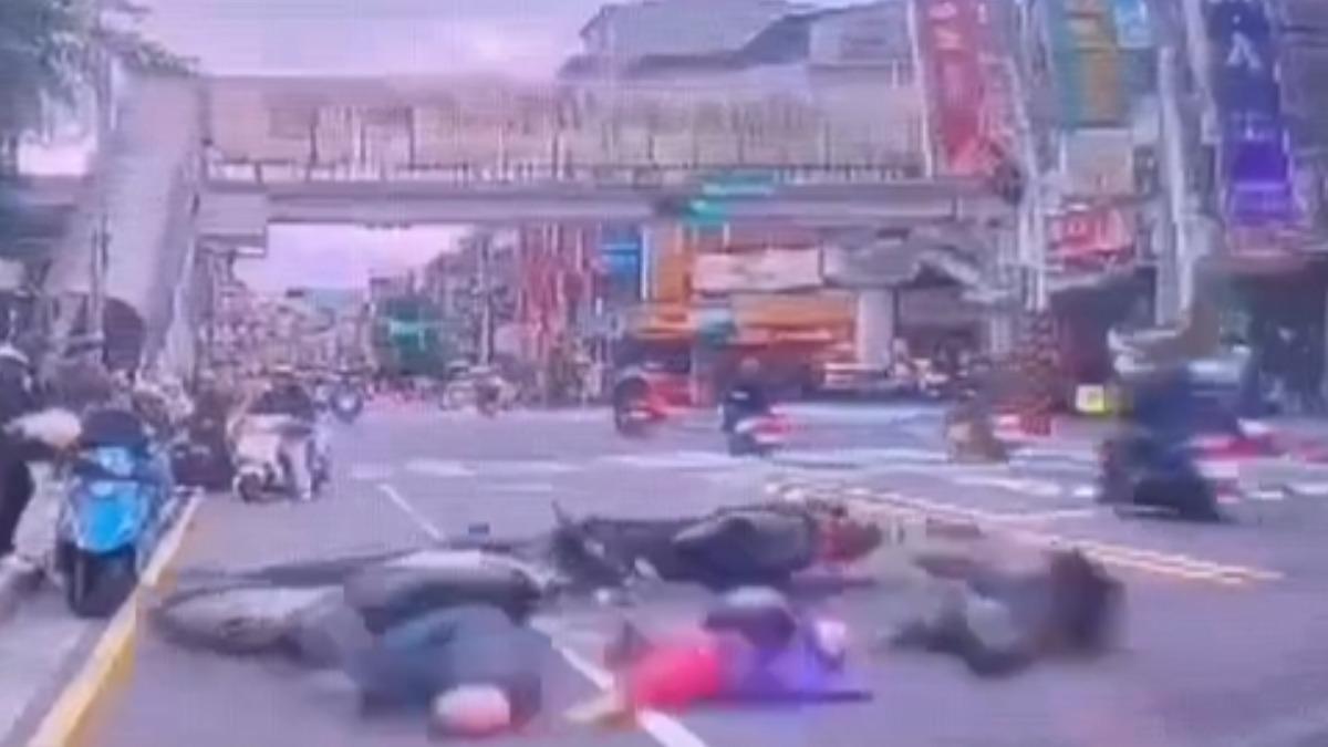 中和積穗國小車禍！阿嬤載孫違規挨撞「噴飛好幾尺」畫面曝　