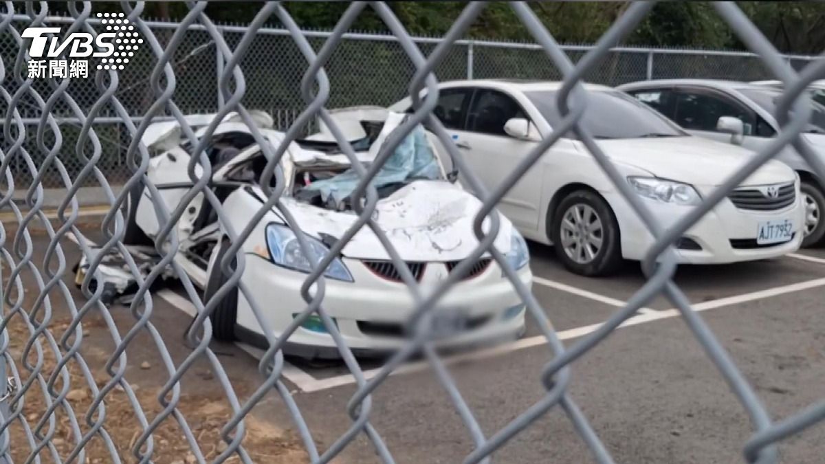 國道驚見白車捲入車底「壓扁一半」，一家三口命大逃死劫。(圖／TVBS)