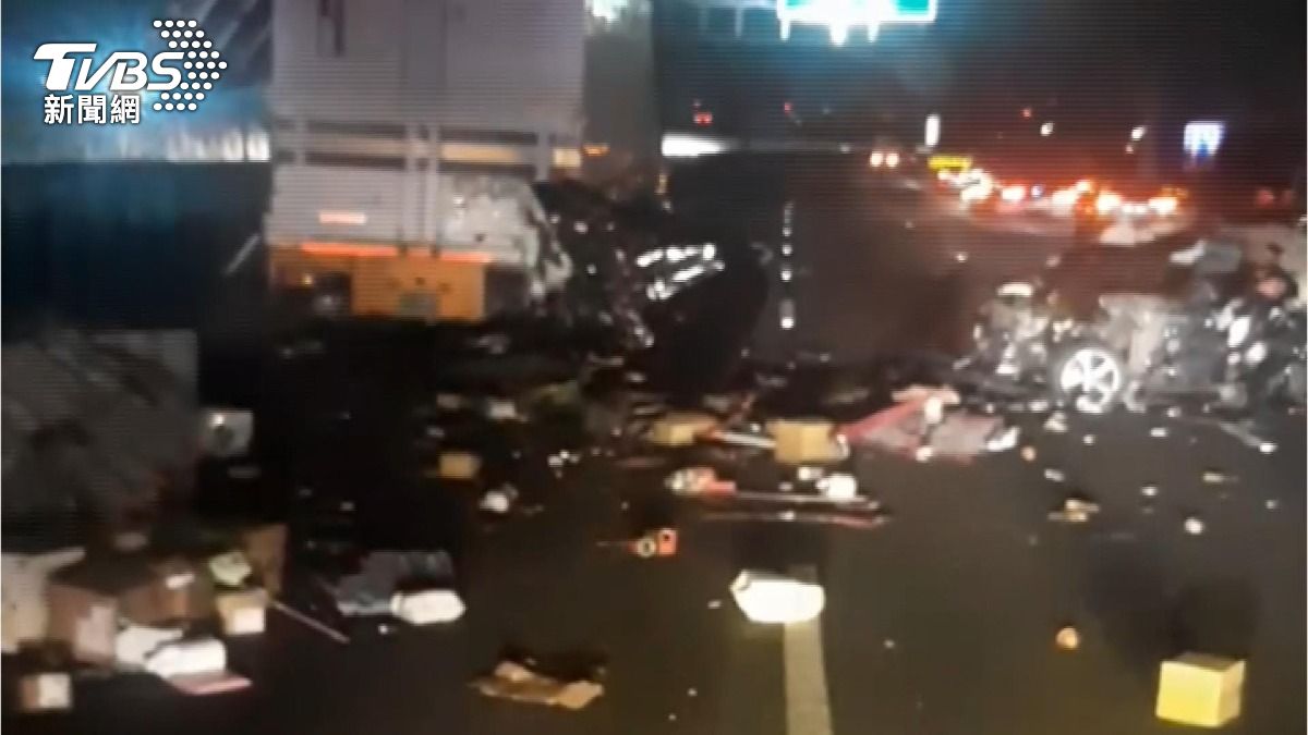 砂石車追撞聯結車後逃逸？運將頸斷身亡，車上4乘客倖存。(圖／TVBS)